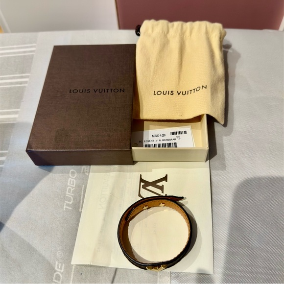 [SOLD] Authentic LOUIS VUITTON ESSENTIAL V BRACELET IN MONOGRAM SIZE 17 - Picture 3 of 12